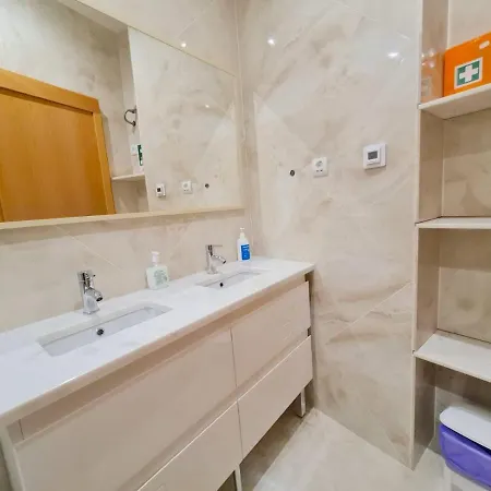 Apartamento T1 - Composto Por Quarto, Casa De Banho E Cozinha Ideal Para 1 Casal De Ferias * Nazare
